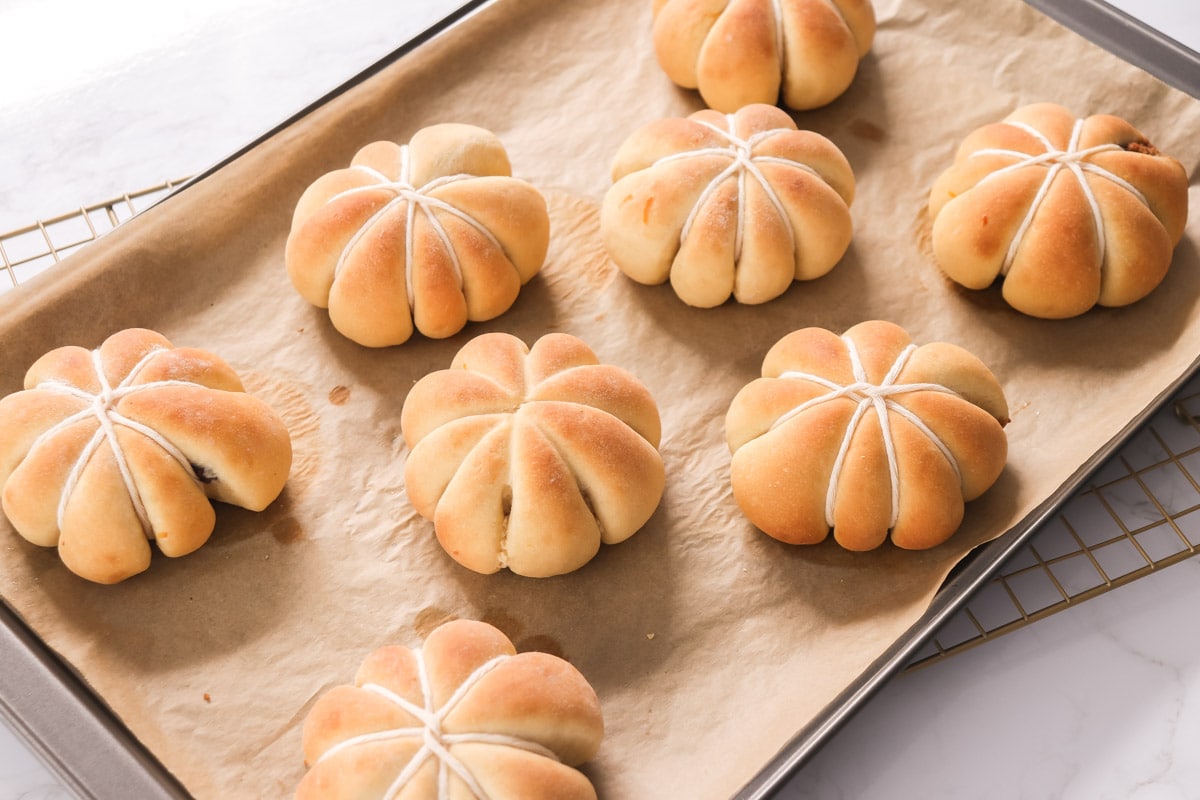 Pumpkin-Shaped Bread Rolls (Vegan)

